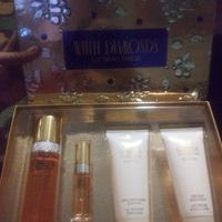 White Diamonds by Elizabeth Taylor for Women - 4 Pc Gift Set 3.3oz EDT Spray, 3.3oz Gentle Moisturizing Body Wash, 3.3oz Perfumed Body Lotion, 10ml EDT Spray
