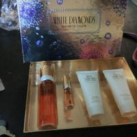 White Diamonds by Elizabeth Taylor for Women - 4 Pc Gift Set 3.3oz EDT Spray, 3.3oz Gentle Moisturizing Body Wash, 3.3oz Perfumed Body Lotion, 10ml EDT Spray
