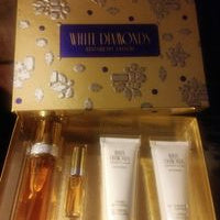 White Diamonds by Elizabeth Taylor for Women - 4 Pc Gift Set 3.3oz EDT Spray, 3.3oz Gentle Moisturizing Body Wash, 3.3oz Perfumed Body Lotion, 10ml EDT Spray